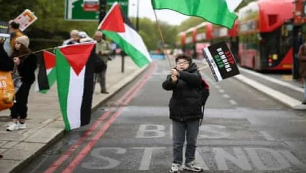 যুক্তরাজ্যের রাস্তায় ফিলিস্তিনের পক্ষে পতাকা হাতে বিক্ষোভ করছে শিশুরা