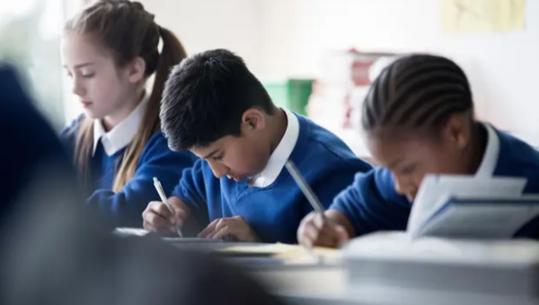 যুক্তরাজ্যের স্কুলে পড়ালেখা করছে ছাত্রছাত্রীরা