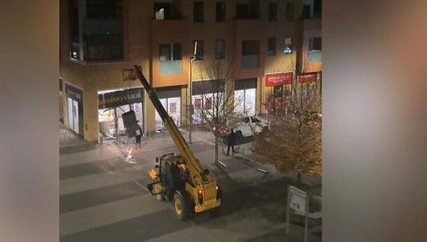 যুক্তরাজ্যে এটিএম ক্যাশ মেশিন তুলে নিয়ে ডাকাতি