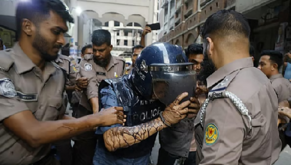  সাবেক সেনা কর্মকর্তা লে. জেনারেল (অব.) মাসুদ উদ্দিন চৌধুরীর উপর ময়লা নিক্ষেপ