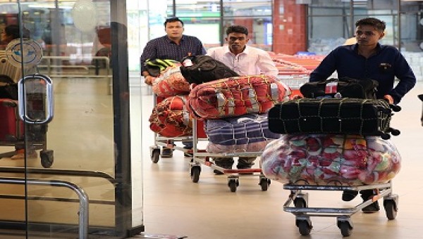 মধ্যপ্রাচ্যে যুদ্ধের কারণে দেশে ছুটিতে এসে আটকে পড়েছেন অনেক বাংলাদেশি।