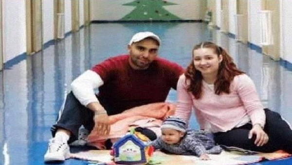 যুক্তরাজ্যে জীবনযাত্রার ব্যয় এবং উচ্চ ভাড়ার কারণে বাবা-মায়ের সঙ্গে বসবাস করছে তরুণ প্রজন্ম