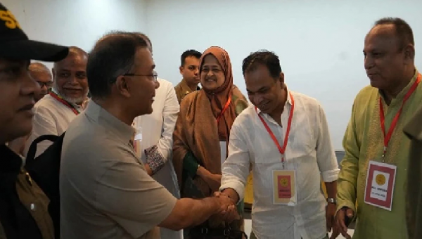 সিলেট ওসমানী আন্তর্জাতিক বিমানবন্দরে স্থানীয় নেতাকর্মীদের সাথে কুশল বিনিময় করছেন প্রধানমন্ত্রী তারেক রহমান