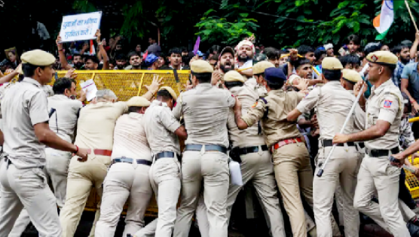 ভারতে প্রশ্নপত্র ফাঁসের ঘটনায় শিক্ষার্থীদের আন্দোলন দমাতে পুলিশের কঠোর অবস্থান